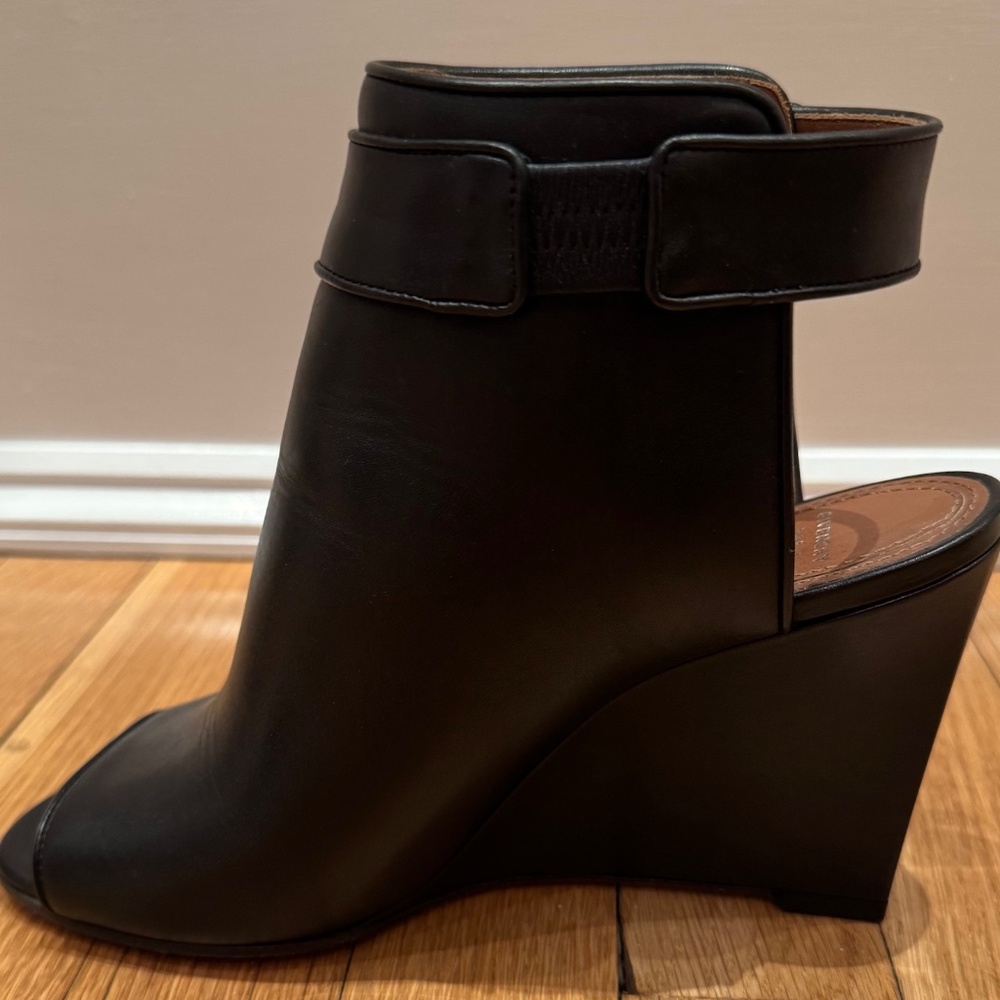 GIVENCHY - Shark Lock - Black leather open-toe wedge bootie/sandals - Picture 7 of 15